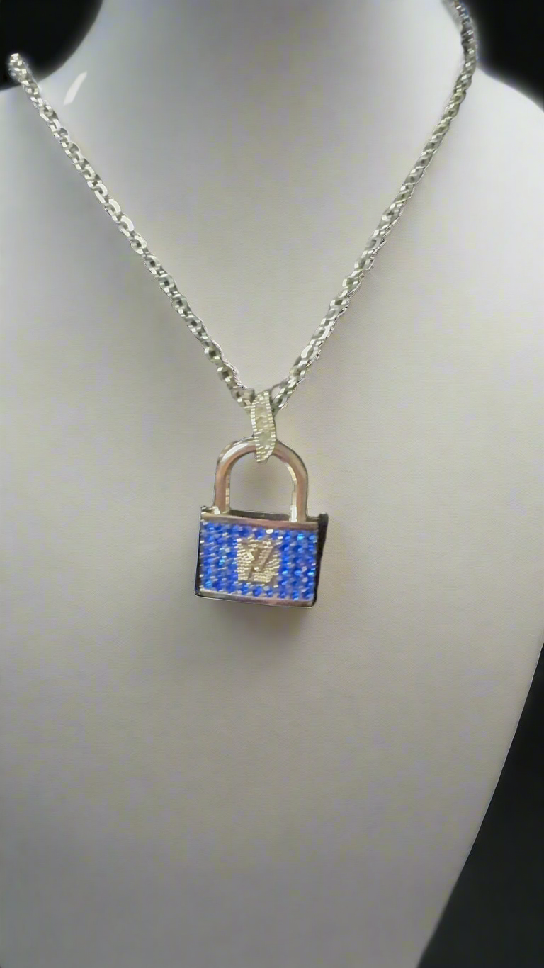 Fashion-Inspired Necklace–Zipper Pull Style