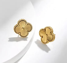 Load image into Gallery viewer, 3Pcs 18K Gold Plated Stainless Steel Clover set