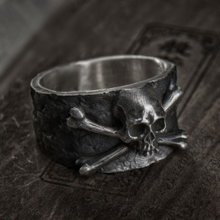 Load image into Gallery viewer, Vintage Skull &amp; Crossbones Ring