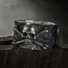 Load image into Gallery viewer, Vintage Skull &amp; Crossbones Ring